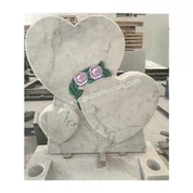 Sírkő rózsaszín rózsákkal